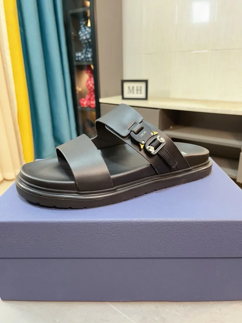 Men's Men's Shoes 💰320🌸🌸Dior Aqua Men's Sandals Slippers. Showcasing Dior haute couture design. The Dior gray suede strap is accented with an aluminum Dior buckle for added style. Paired with a comfortable tonal notch sole, they pair easily with shorts or jeans for a sophisticated look. Main body: suede cow leather, technical fabric lining: cow leather, with adjustable straps, aluminum Dior buckle, Dior gray EVA insole, tonal notch rubber outsole splicing structure👌👌size: 38-44 (45.46 customized)